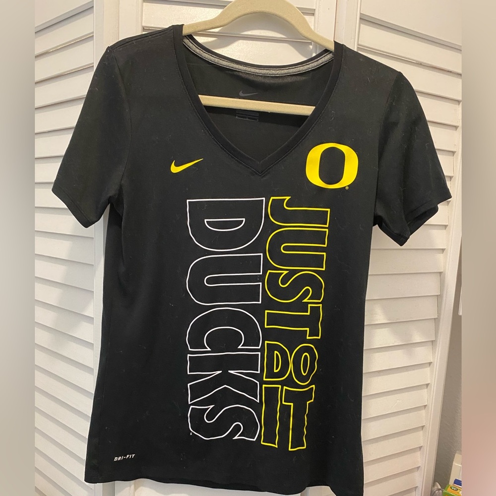 NIKE Women’s Dri-Fit “Just Do It DUCKS” Size Medium Black/Yellow V-neck EUC